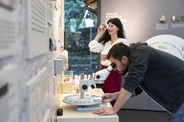 Optische Untersuchung von steinen in der Ausstellung Bodenschätze